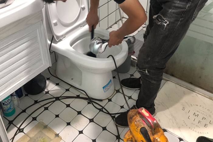 东方华侨农场疏通下水道