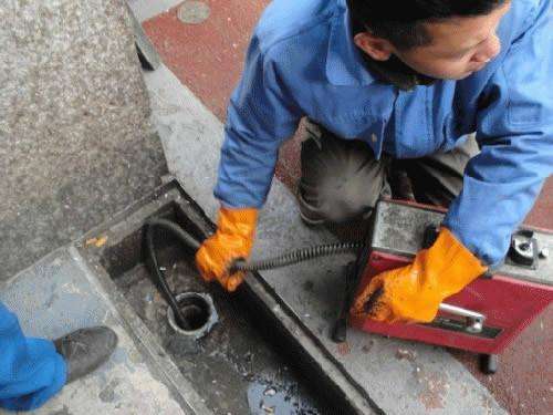 东方华侨农场疏通下水道