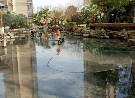 东方华侨农场景观池淤泥清理