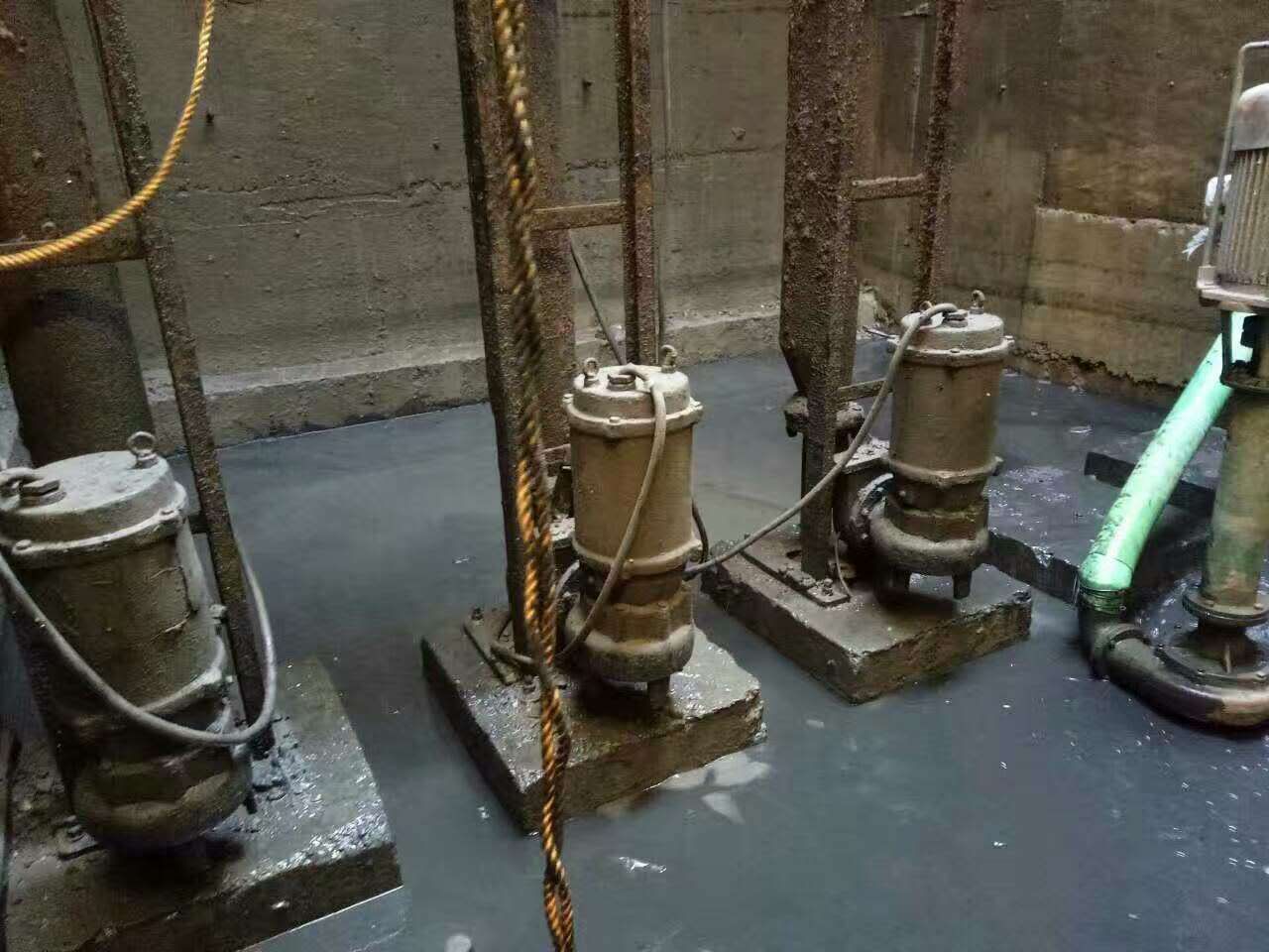 东方华侨农场污水池清理