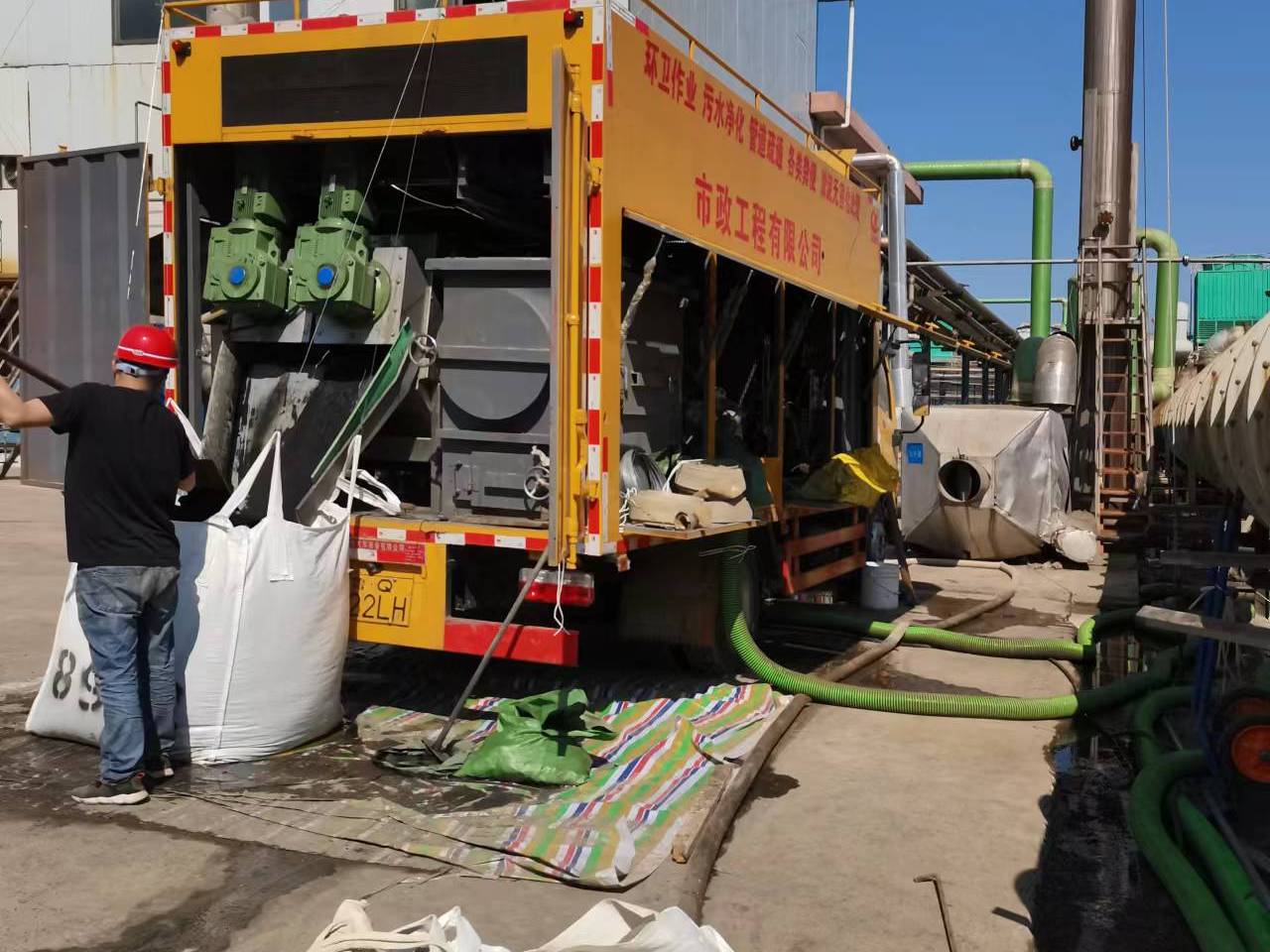 东方华侨农场淤泥压干处理