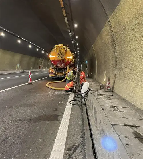 东方华侨农场隧道排水渠清淤